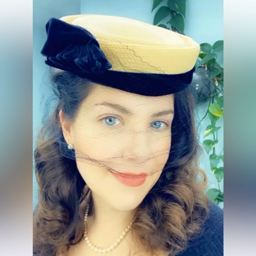 Vintage mid century ladies hat w velvet trim netting